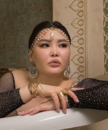 Возможностей у меня множество! Мои нежные руки превратят тебя в пламя страсти, а мои губы оставят след своих нежных поцелуев на твоей коже. Я опытная и знаю, как доставить истинное наслаждение. Забудь обо всем и погрузись в мир наслаждения со мной. Жду тебя в Москве, чтобы сделать каждую встречу незабываемой. ✨🌹 158, 23 года