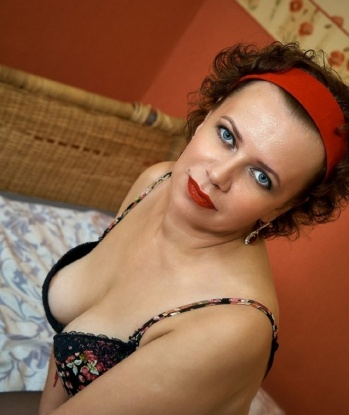 Знойная красотка с огненным характером и нежными прикосновениями приглашает в гости мужчин, жаждущих страсти и наслаждения. Позволь мне понести тебя в мир фантазий и удовольствия! 168, 45 лет